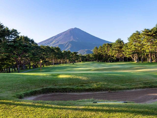 画像: 18番ホール(430Y・P4)はホールアウトして振り向くと富士山