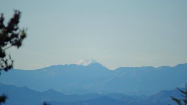 画像: 富士山の山頂部がひょっこりと 赤城国際カントリークラブ(群馬県)