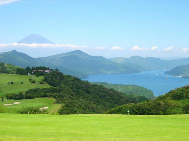 画像: 芦ノ湖と富士山の共演は見事 箱根くらかけゴルフ場(神奈川県)