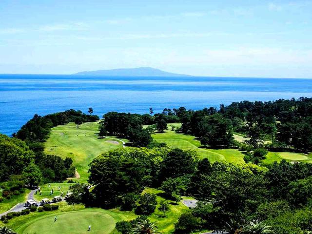 画像: ホテルからの眺め、大島コースと大島。写真の左には富士コースが広がる