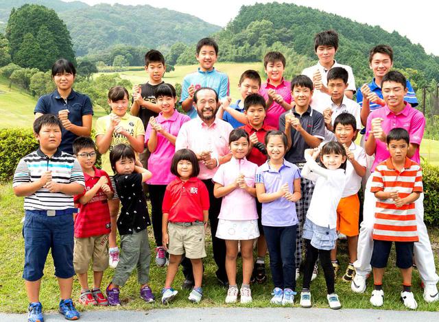 画像: 篠塚武久先生と桜美ゴルフハウスのジュニアの皆さん。「子供だけでなく、大人のゴルファーにお勧めしたいです」(篠塚)