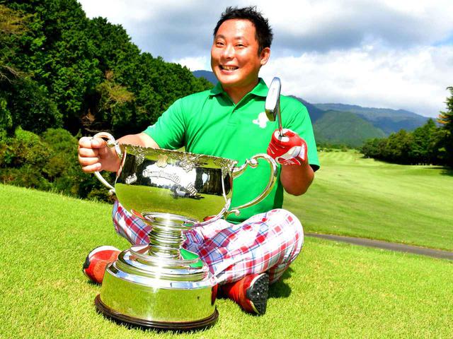 画像: クラブ選手権の優勝杯