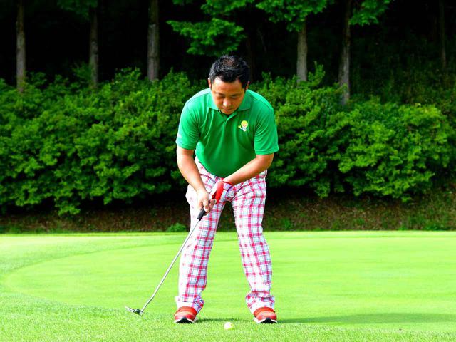 画像3: 両腕とグリップの五角形をキープしてゆっくりストローク。高速グリーンに合ったスタイル。距離に応じてスタンス幅を変えている