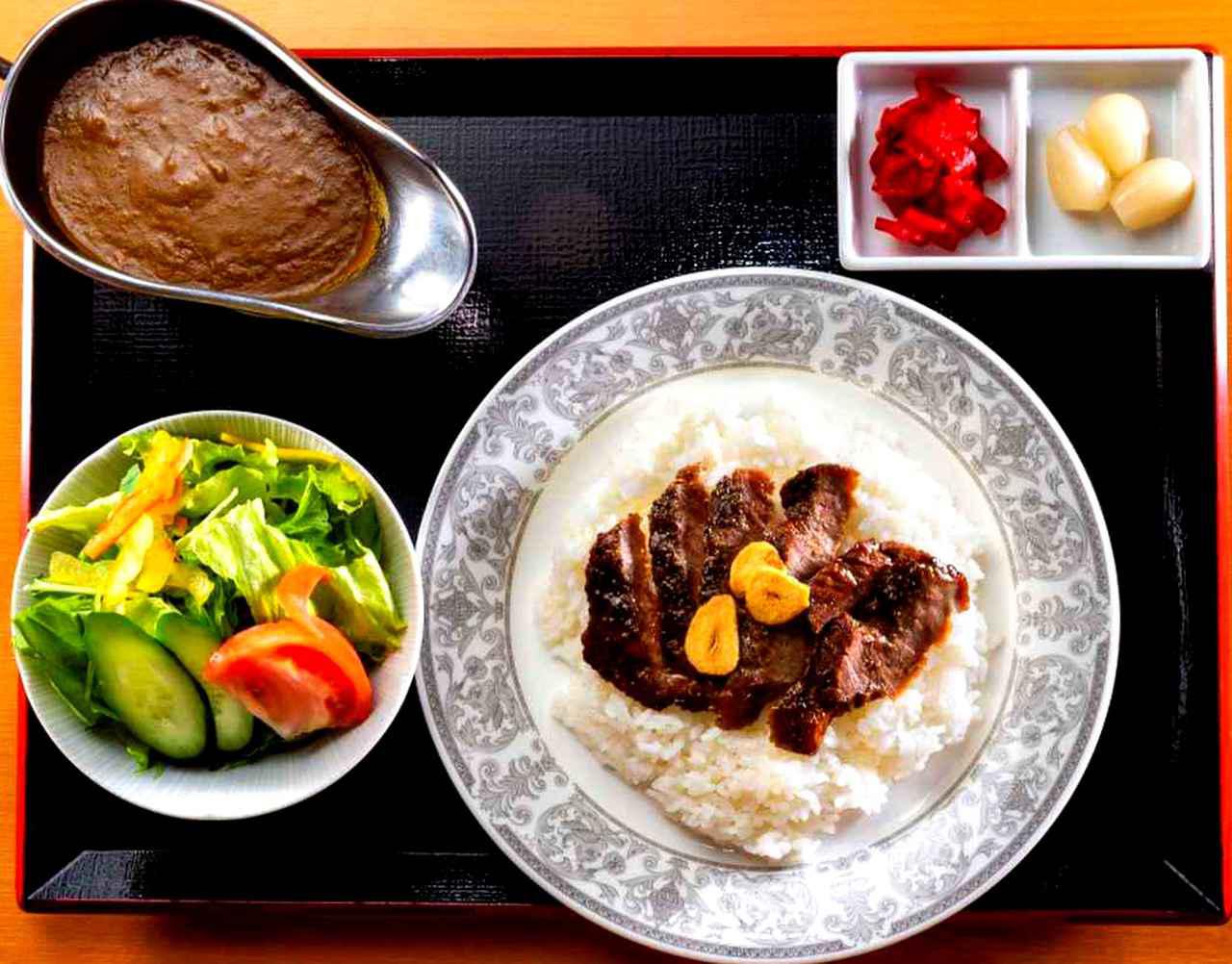 画像: まずはカレーだけで楽しみ、それからステーキと一緒に食べるのがおすすめ。ステーキを酒のつまみにするメンバーさんもちらほら。サラダ、薬味付き