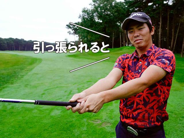 画像: スッと引っ張られたら、抜けるくらいグリップはゆるくていい。ガチガチに力を入れて握るのは、スウィン グ中にゆるむ原因。ダウンスウィングでゆるむと、減速してミスにつながる