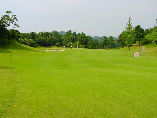 画像: 1番フェアウェイ。右サイドは広い、ゆるやかな打ち上げ