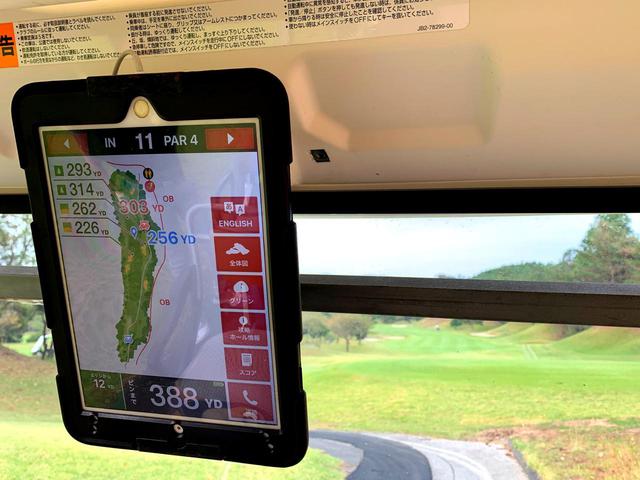 画像: GPS距離表示付きの乗用カートでプレー。セルフとキャディ付きの両方が選べる