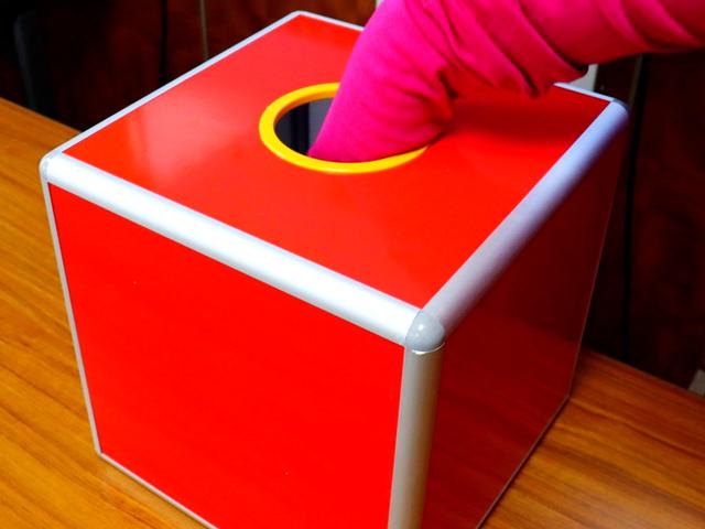 画像1: スコアビンゴ抽選BOX。1~9までスコアが入ったボールが入っている。4、5、6の番号ボールが多く、最少は当然1