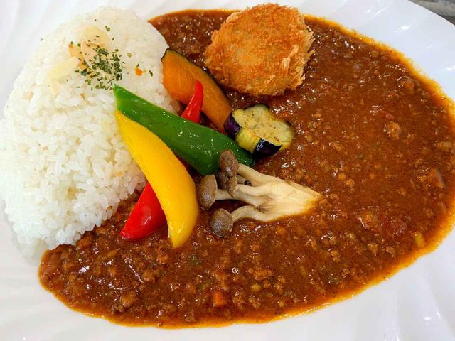 画像: キーマカレー キノコクリームコロッケ添え(1760円税込)サラダ・デザート付。ビーフカレーもあります