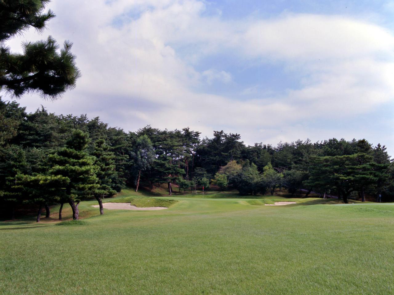 画像: 西7番ホール/525㍎/パー5 やや上り、グリーンは砲台なので、番手選びは慎重に