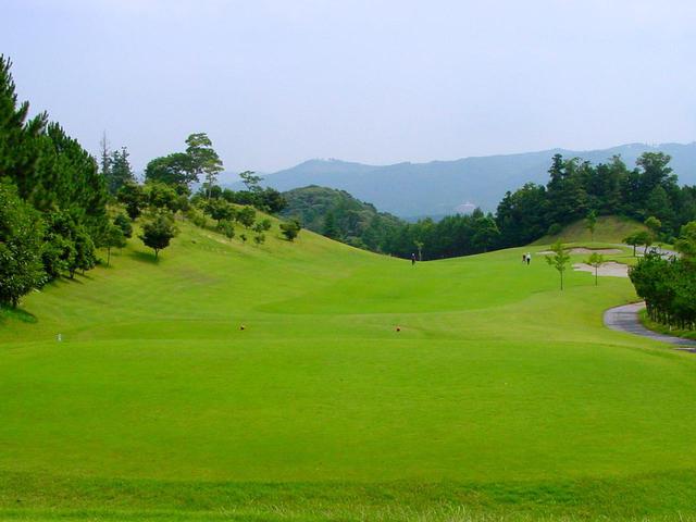 画像: 9番(569Y・P5)左の山すそを越えればベストルート