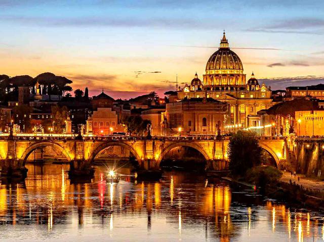 画像: イタリア・チベタベッキア(ローマの外港)に入港