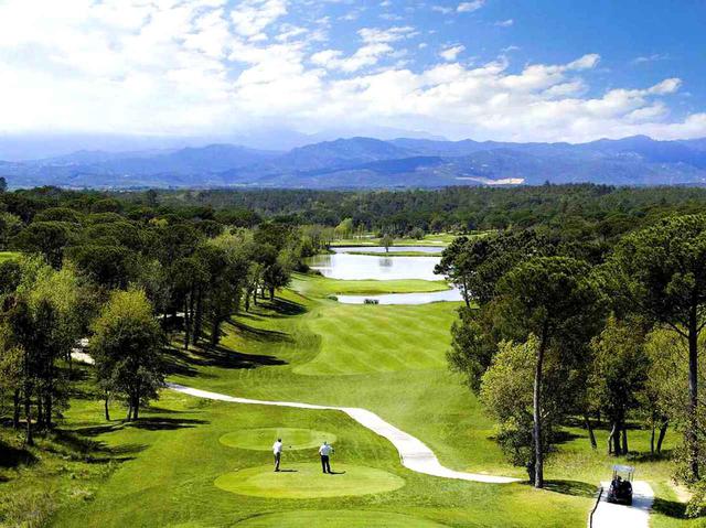 画像: バルセロナでは乗船前にスペインの名コースでのプレーが楽しめる(写真:PGAカタルーニャ・リゾート)