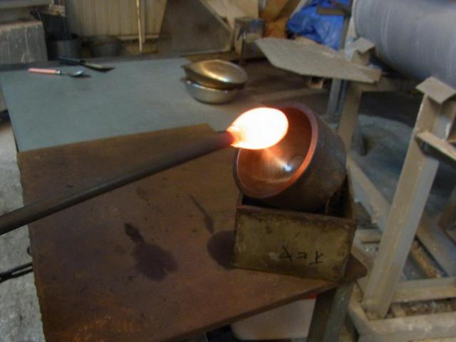 画像: 熱を帯びたやわらかい状態のガラスを膨らます
