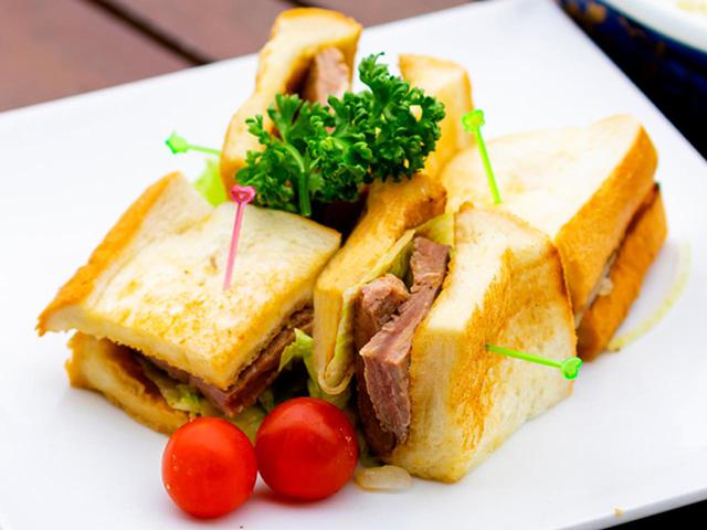 画像: 具材は牛ステーキ・レタス・玉ねぎ。1700円(スープ・サラダ・デザート付き)
