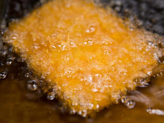 画像: エビカツはパンに合わせて四角形。あえて薄切りを使うことで、サクサクの食感を際立てている