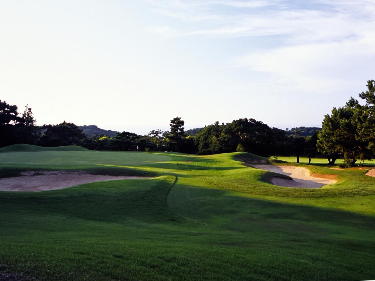 画像: 芥屋ゴルフ倶楽部　17番（165Y・P3）グリーンの傾斜と左右のバンカーが難しいパー3