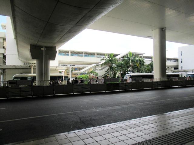 画像: 空港を出ると南国の気配。11月の沖縄は、ムワッと熱いわけではなく、清々しいあたたかさ