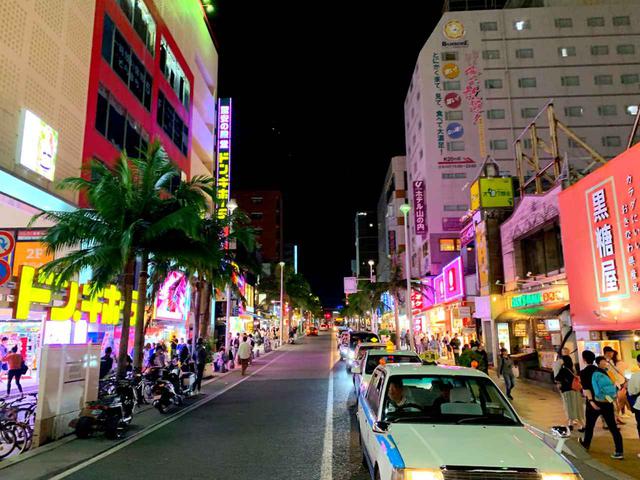 画像: みやげ物屋や飲食店が軒を連ねる国際通り。ザ・ナハテラスから徒歩15分ほど