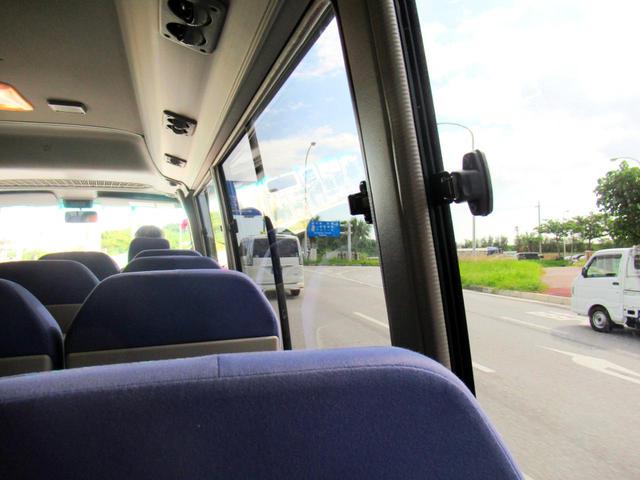 画像: レンタカー会社のバスで事業所まで。それにしても空が広い