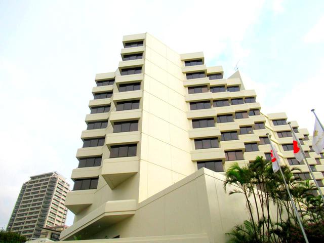 画像: 住宅街の坂道の上に建つ、10階建て145室