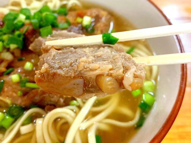 画像2: きました! 軟骨そば(中)大きな軟骨が4キレほど乗って、かなりのボリューム。かなり太い軟骨ですがコリコリと平気で食べられます