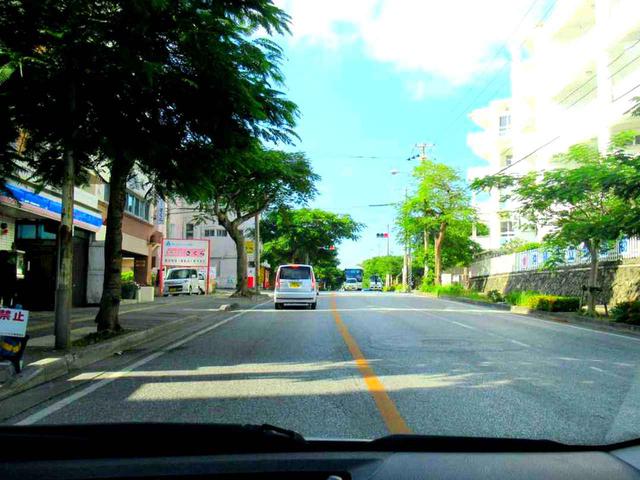 画像: 沖縄の人たちの運転は、都内よりずっとのんびり(車を左に寄せて止めて撮影しています)