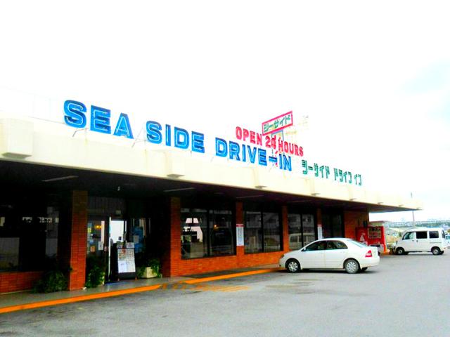 画像1: 那覇からしばらく走ったところでドライブイン発見。コーヒーやソフトドリンク、ハンバーガーなどのテイクアウトもできます。那覇から少し離れると人気のないビーチが次々と現れます。しばしドライブインで買ったコーヒーを飲みながらひとやすみ