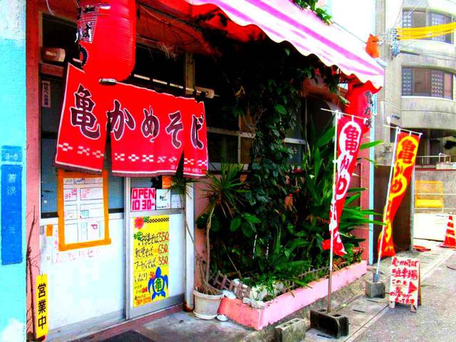 画像: 外からは店内がうかがえないが、地元のお客さんたちが頻繁に出入り