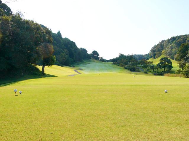 画像: フェアウェイは広いが右には池。左はOBが近いのでプレッシャーがかかるティショット