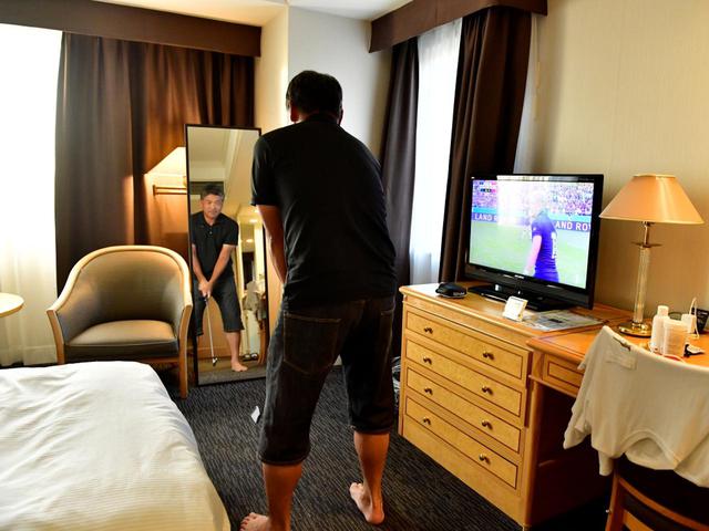 画像: 「コースでは練習しないんですが、ホテルの部屋で気づいたらアドレスチェックをしています。夜中にトイレで起きても、クラブを握りますね」