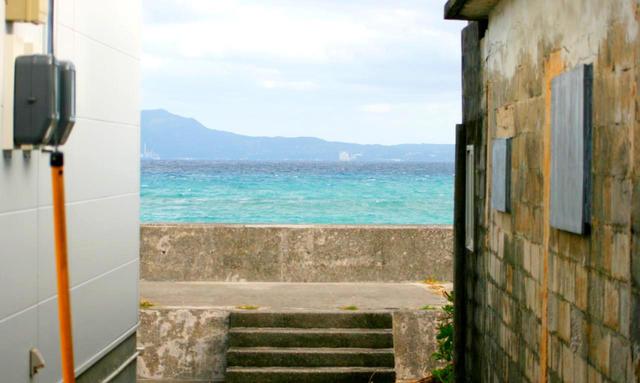 画像: 建物の裏はすぐに海!