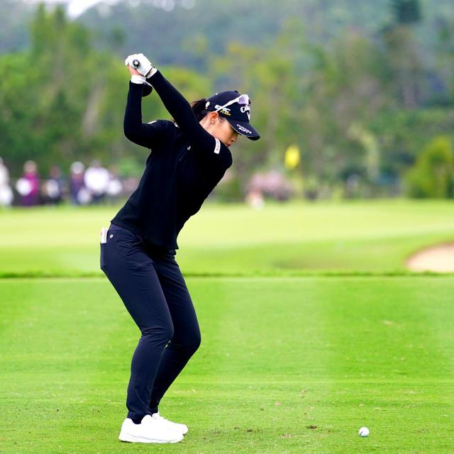 画像13: 【柏原明日架】ゆるみのないヒップターン、柔軟性の高い美スウィング。2019年2勝