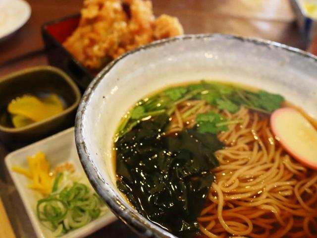 画像: 穴子のミニ天重セット(1580円)