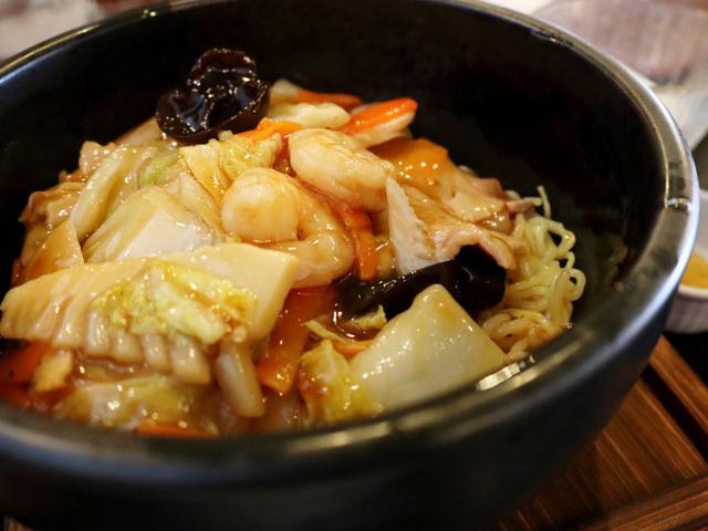 画像: 海鮮石焼あんかけ焼きそば(1580円)