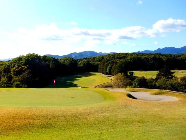 画像: 秩父連山がホールの借景になる(18番グリーン)