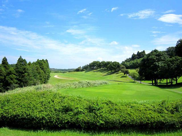 画像: 3番のティから見たフェアウェイ。左が崖なので右の斜面でもOKとする