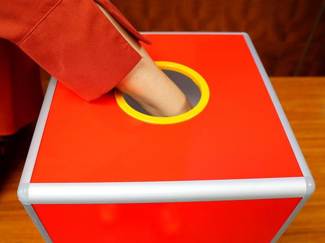 画像1: スコアビンゴ抽選BOX。1~9までのスコアが入ったボールが入っている。4、5、6の番号ボールが多く、最小は当然1