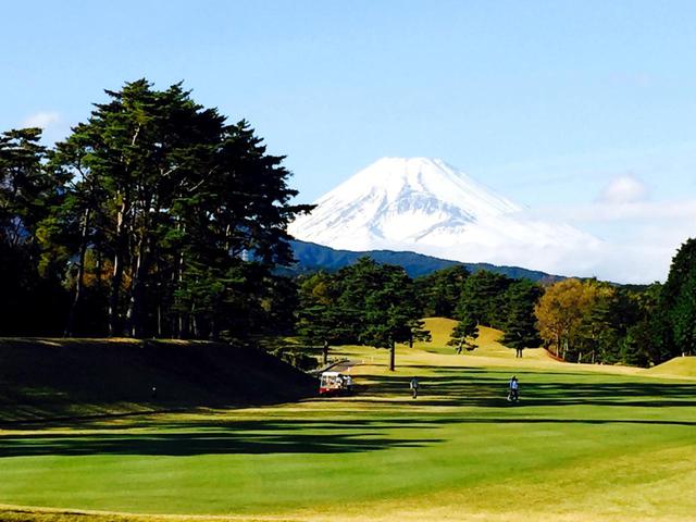 画像1: 桃園コース5番(395Y・P4)右ドッグレッグ、富士山が美しいホール