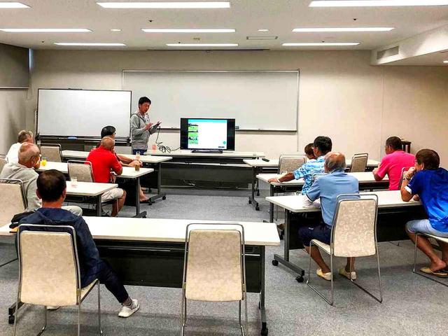 画像: この日は、夕食前にラウンド中に撮影した動画を見ながら座学