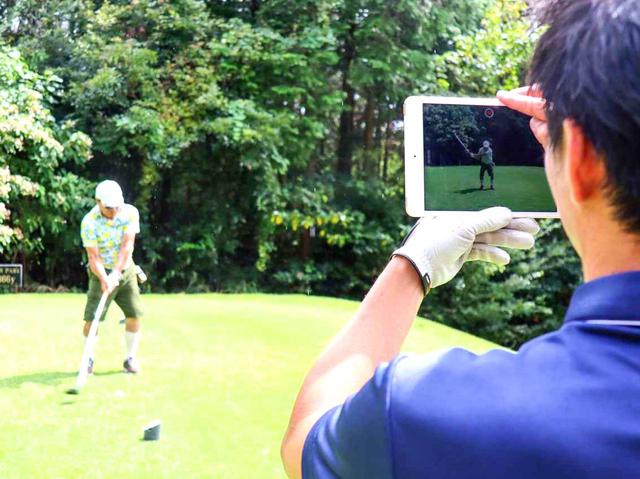 画像2: 参加者全員、ラウンド中のスウィング動画を正面、後方から撮影。ビデオ解説につなげる
