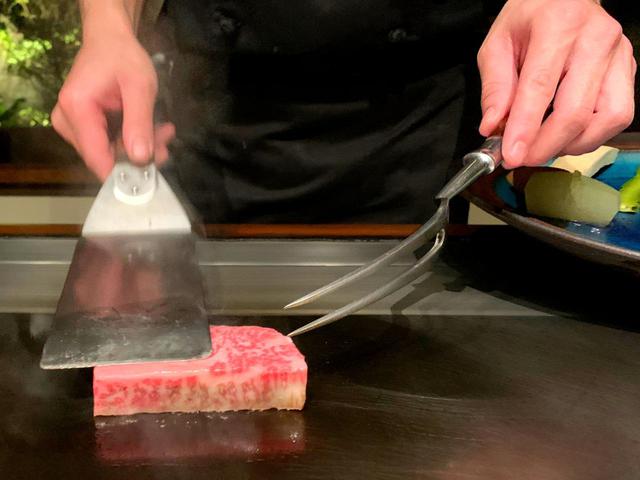 画像: 見事な手さばきで、みるみる焼き上がっていく石垣牛