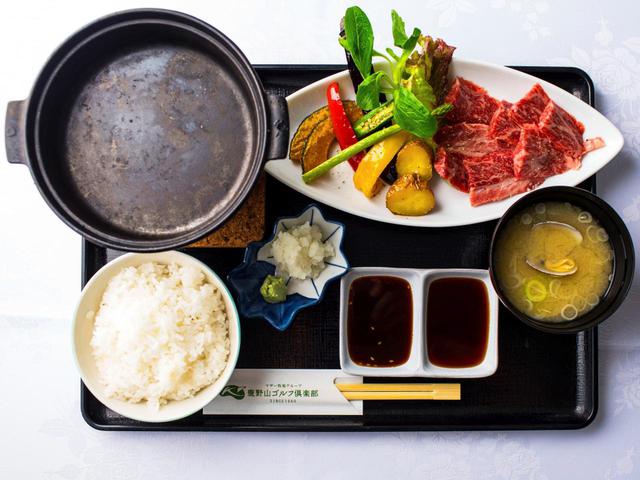 画像: 和牛切り落とし陶板焼き(2500円・100g)