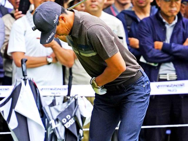 画像: 練習場で股関節を使う仕草を続ける石川遼