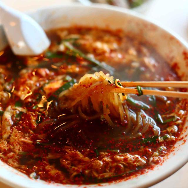 画像1: 唐辛子で口ヒリヒリ、辛麺で汗をかく