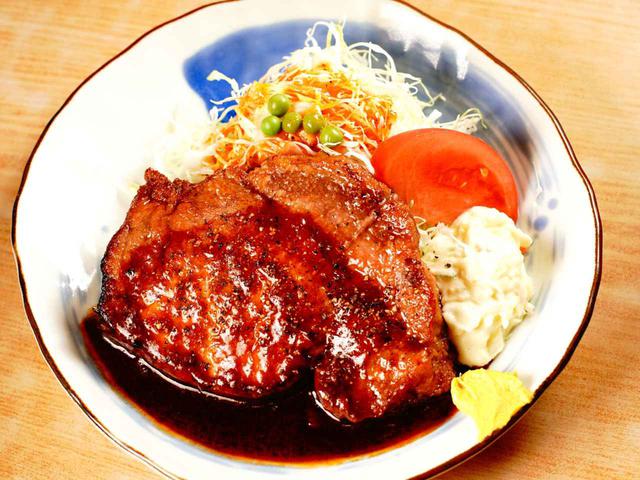画像: 創業当時から人気の「ポークソテー」。低めの温度で時間をかけて焼き上げ、肉汁たっぷり