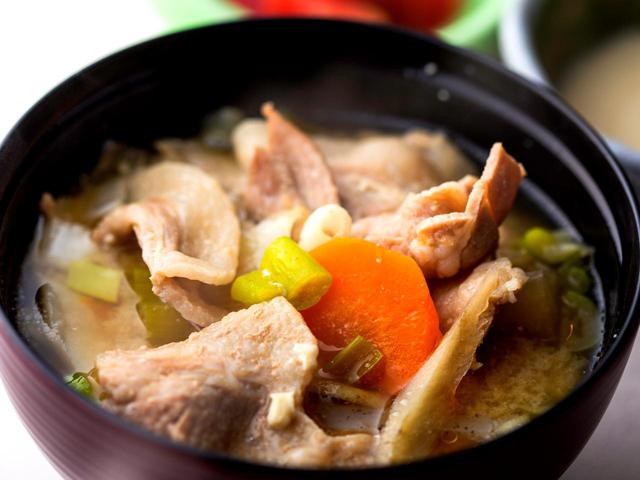 画像1: 鈴木さんのお気に入り豚汁定食(1100円)