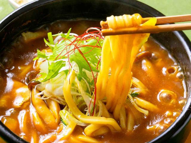 画像: アツアツ石釜カレーうどん(1370円)