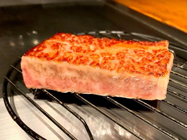 画像: 両面をサッと焼いたら一旦休ませ、脂を落ち着かせます