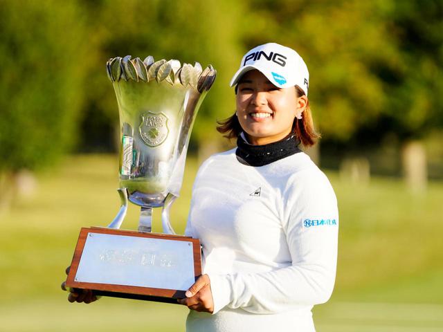 画像: 3週連続優勝を遂げた鈴木愛選手。この勝利で賞金ランクもトップに浮上